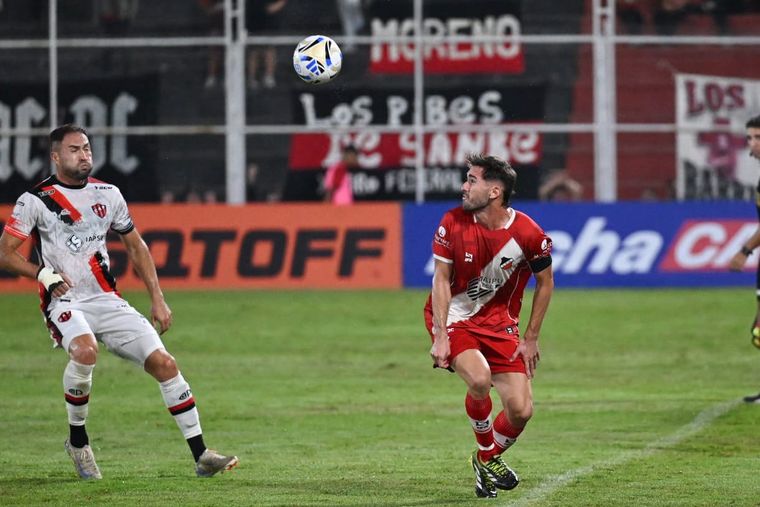 Marcelo Eggel, de Maipú, busca el balón ante la presencia de un ex Cruzado: el defensor Fernando Moreyra. Maipú empató con Patronato y dejó pasar el triunfo en el final. Marcelo Eggel, de Maipú, busca el balón ante la presencia de un ex Cruzado: el defensor Fernando Moreyra. Maipú empató con Patronato y dejó pasar el triunfo en el final.