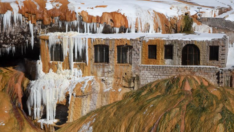 Los restos de los baños termales del hotel de Puente del Inca.