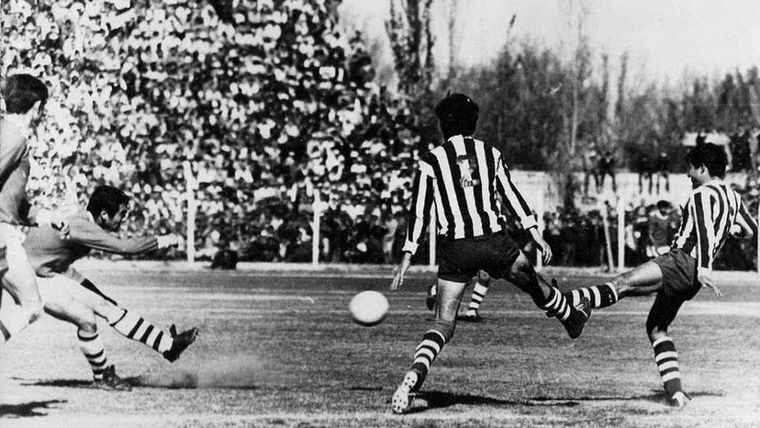 El primer partido oficial entre ambos se jugó en el viejo Feliciano Gambarte y finalizó 1 a 1. El primer partido oficial entre ambos se jugó en el viejo Feliciano Gambarte y finalizó 1 a 1.