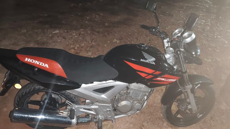 La Honda Twister en la que se movilizaban los dos sujetos aprehendidos. La Honda Twister en la que se movilizaban los dos sujetos aprehendidos.