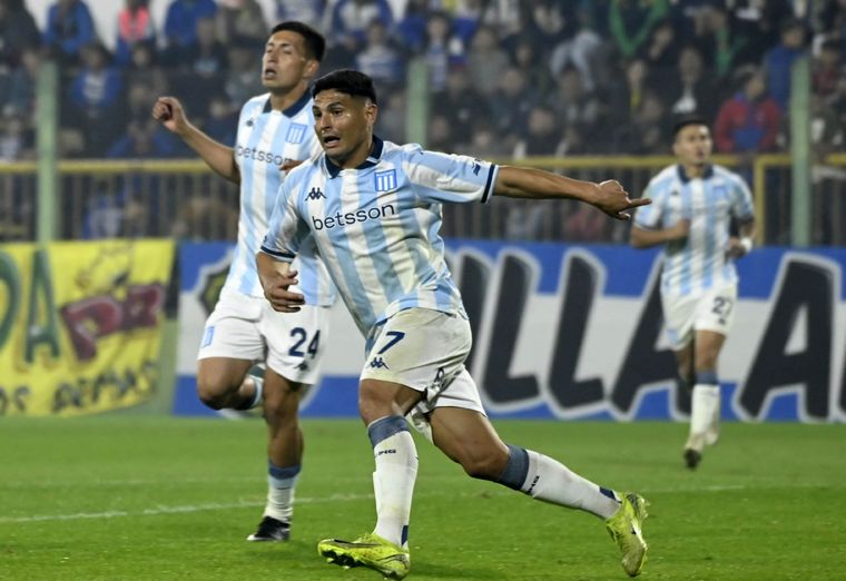 Gracias a los golazos de Salas y Martirena, la Academia dio vuelta un partido muy difícil y está entre los mejores ocho de la Zona A. Foto: FotoBaires