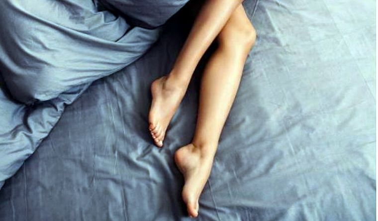 descanso cama piernas inquietas Hay que estar atentos a los síntomas que ofrece esta enfermedad. Foto: Efe.