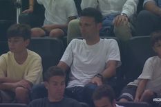 El técnico siguió de cerca el partido. Foto: Captura El técnico siguió de cerca el partido. Foto: Captura