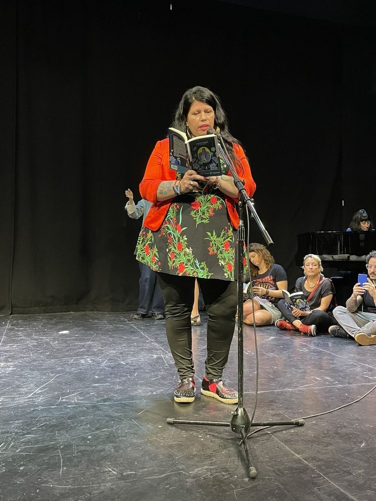 Dolores Reyes durante la lectura en el Teatro Picadero, donde defendió la importancia de la literatura. Foto: Redes sociales