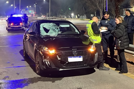 La víctima fue atropellada tras intentar cruzar el Acceso Norte corriendo. La víctima fue atropellada tras intentar cruzar el Acceso Norte corriendo.