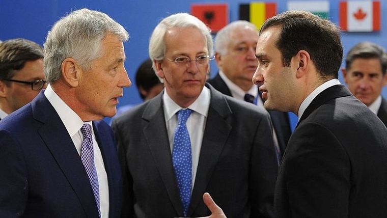 Ivo Daalder (centro) junto al secretario de Defensa de EE.UU., Chuck Hagel (izquierda), y el ministro de Defensa de Georgia, Irakli Alasania, en junio de 2013. Foto: GETTY IMAGES