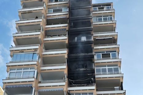 El incendio comenzó esta madrugada en un edificio de la isla española de Mallorca.