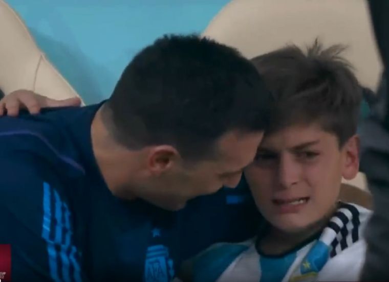 El hijo de Scaloni conmovido luego de la victoria. Foto: Captura