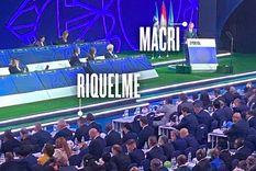 Macri habla para los presentes mientras Riquelme mira el celular. Frialdad, gestos y una relación rota desde hace años. Foto: Olé