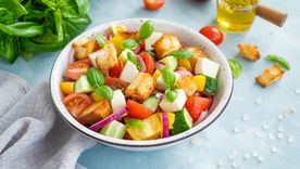 Ensalada panzanella Una receta clásica de Italia para hacer en pocos pasos. Foto: Shutterstock
