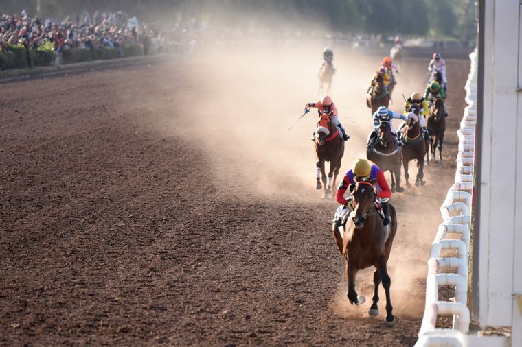 Kennedy Back se impuso por varios cuerpos en la prueba más destacada del calendario del turf de la zona Cuyo. Foto: Maximiliano Ríos/MDZ