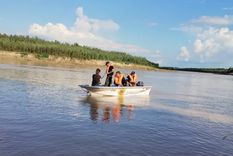 Bomberos especialistas en rescate recorren el curso de agua del Río Bermejo, a la altura del Paraje Sombrerito, buscando al pescador de 67 años. Foto: Policía de Chaco