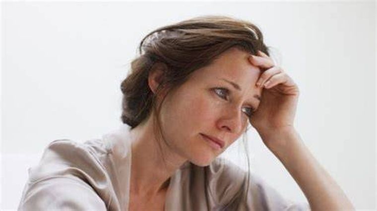 En el lenguaje cotidiano, “depresión” suele usarse como sinónimo de bajón, tristeza, cansancio o frustración. En el lenguaje cotidiano, “depresión” suele usarse como sinónimo de bajón, tristeza, cansancio o frustración.