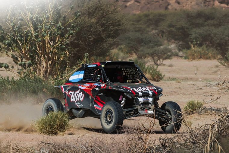Cavigliasso recibió una sanción, pero se mantiene en lo alto de la tabla general en autos challenger. Foto: @Dakar