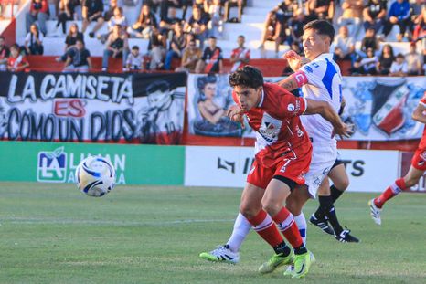 El mediocampista del Deportivo Maipú, Franco Saccone, cubre el balón ante la marca del capitán de Midland, Nicolás Violini. El mediocampista del Deportivo Maipú, Franco Saccone, cubre el balón ante la marca del capitán de Midland, Nicolás Violini.