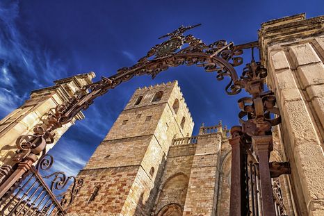 El imponente castillo y la catedral son símbolos de la historia y la identidad de este pueblo español. El imponente castillo y la catedral son símbolos de la historia y la identidad de este pueblo español.