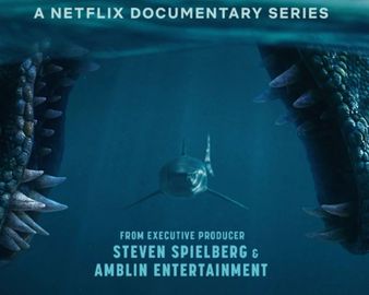 Morgan Freeman pone su icónica voz para narrar el ascenso y la caída de los gigantes. / Netflix