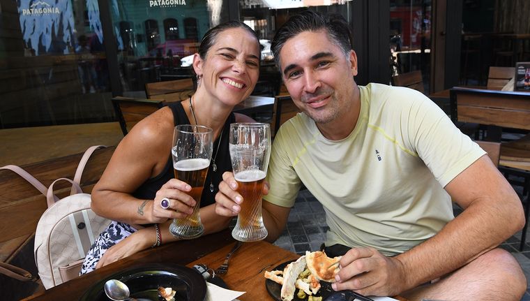 Una pareja mendocina celebra el Día de los Enamorados con una cerveza. Foto: Marcos Garcia/MDZ