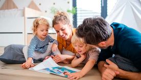 Fomentar juegos de mesa, lectura o simplemente tiempo al aire libre.