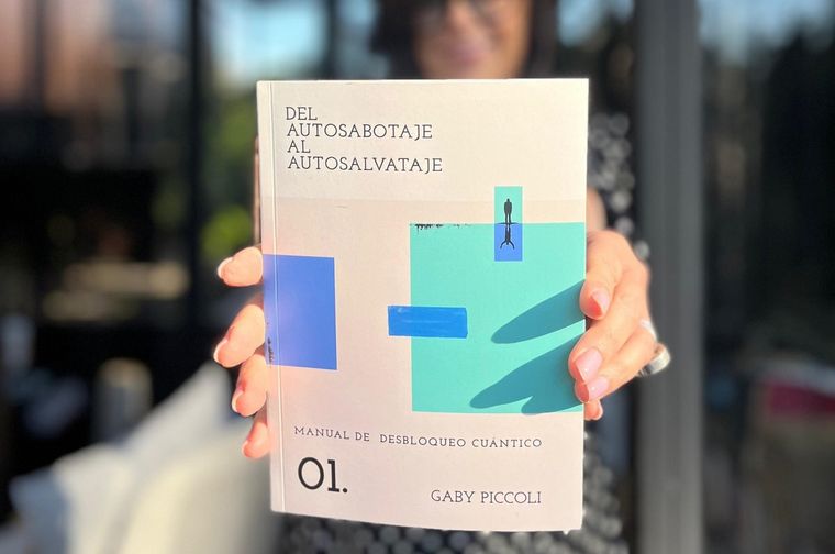 Del autosabotaje al autosalvataje, el libro de Gaby Piccoli que es un manual de desbloqueo cuántico.