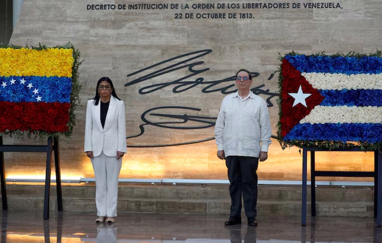 Denuncian la salida de personal de seguridad de Cuba por presión de EE.UU. mientras Venezuela aplica una amnistía. Washington busca debilitar la alianza entre ambos gobiernos.