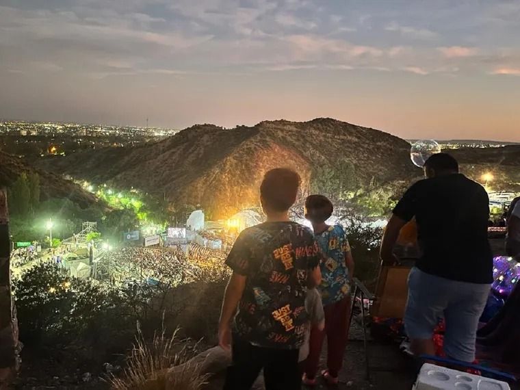 Estaba lejos del escenario, pero eso sí, más cerca que las veces que había ido a ver la fiesta desde los cerros. Estaba lejos del escenario, pero eso sí, más cerca que las veces que había ido a ver la fiesta desde los cerros.