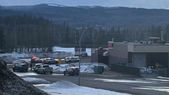 Fuerzas de seguridad y servicios médicos trabajaron durante horas en la escuela de Tumbler Ridge. Fuerzas de seguridad y servicios médicos trabajaron durante horas en la escuela de Tumbler Ridge.
