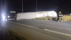Un trágico siniestro vial registró este sábado por la madrugada en la autopista Córdoba-Rosario, donde un choque entre dos camiones derivó en un incendio y la muerte de uno de los conductores.