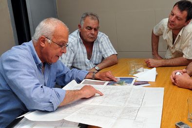 MDZol | Intercambio de pareceres: Quintano, junto a un grupo de aficionados a la pesca. Foto: Mediamza.com