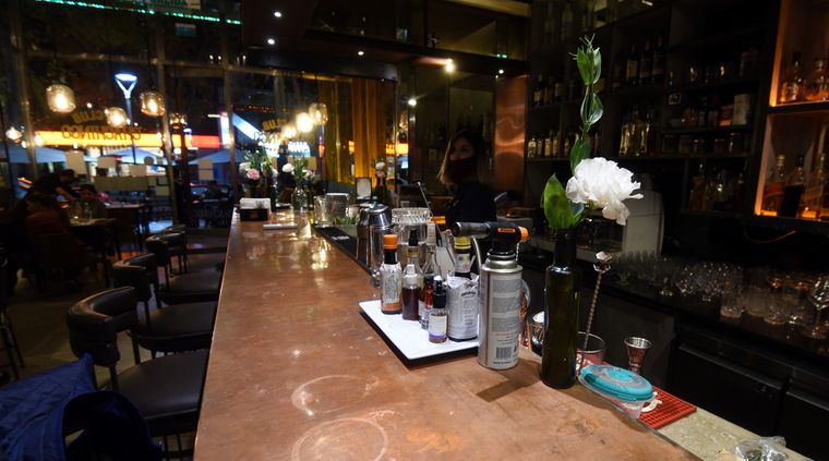 El título explicaba con gran claridad que era un bar de Buenos Aires como cualquier otro, con su propia dinámica, propuesta gastronómica -por breve que fuera- y estética. Foto: Archivo MDZ