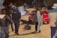 En medio de los festejos por el triunfo de la Selección, un joven atropelló a un Policía.
