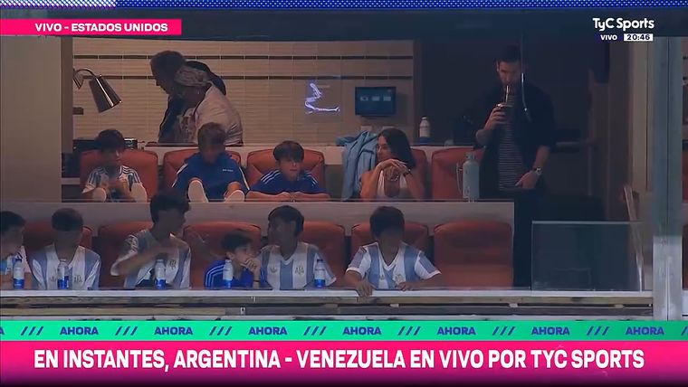 Messi vivió el amistoso con tranquilidad, rodeado de su familia y amigos, y a puro mate, mientras dos chefs preparaban comida detrás suyo. Foto: captura de TV.&nbsp;