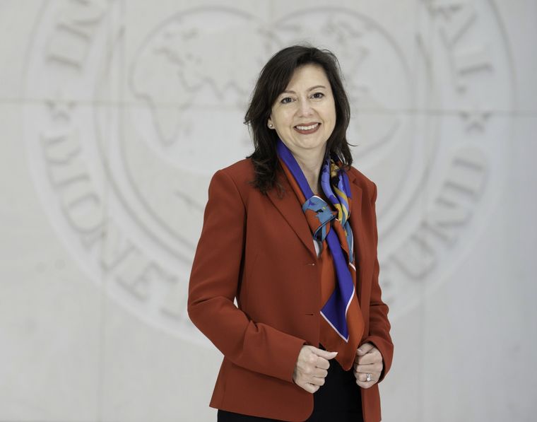La vocera del FMI, Julie Kozack, fue en su momento una férrea opositora a la dolarización y el cierre del Banco Central, dos de los pilares de la campaña presidencial de Javier Milei. Foto: NA