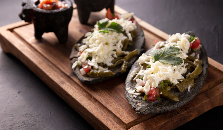 La receta tradicional de tlacoyos se preparaba sin grasa. La receta tradicional de tlacoyos se preparaba sin grasa.