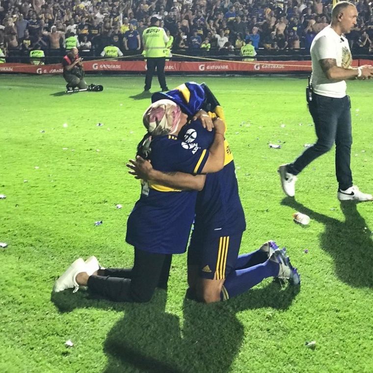La imagen que emocionó a todos, la Tota y el Toto, arrodillados en el césped de la Bombonera.