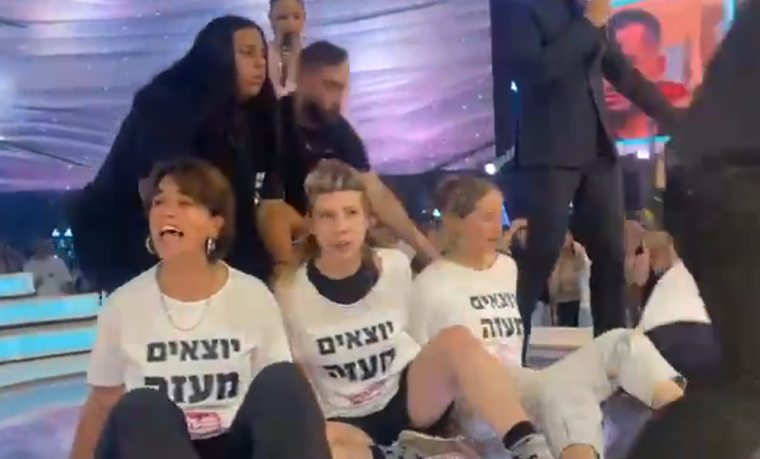 Los activistas ingresaron durante la gala de eliminación del programa Gran Hermano Israel.