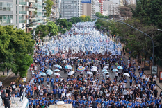 Organizaciones políticas, sindicales, sociales y de derechos humanos marchan este lunes hacia la Plaza de Mayo en una nueva edición del Día de la Memoria. Foto: La Cámpora