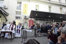 Este jueves se celebró una misa en la puerta del Hospital Ramos Mejía para pedir especialmente por la salud de Pablo Grillo. Foto: Juan Mateo Aberastain / MDZ