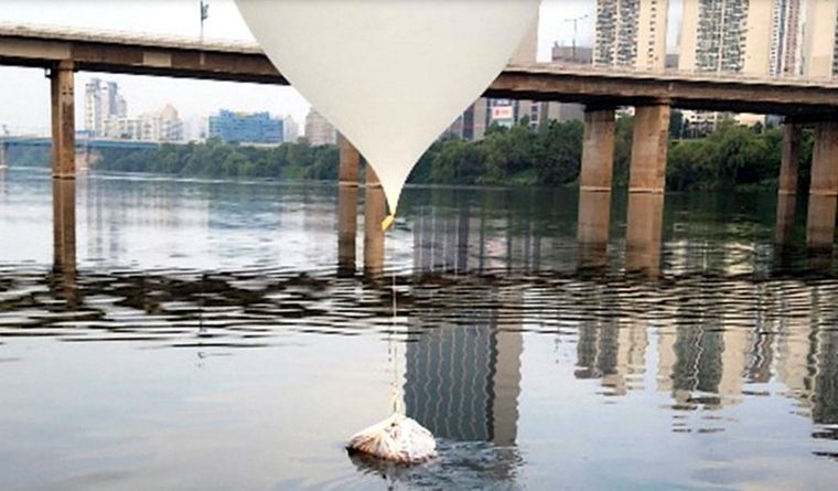Uno de los globos con basura norcoreana. Foto: Efe.