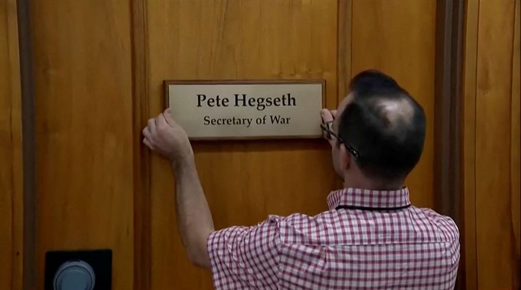 La oficina del secretario Pete Hegseth ahora lleva el título de "Secretario de Guerra".