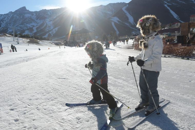 Dos hermanitos listos para esquiar y con sus divertidos gorros. Dos hermanitos listos para esquiar y con sus divertidos gorros.