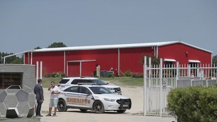 La policía en el predio de Matías Almeyda en Texas, luego de los terribles crímenes. Foto: Redes Sociales
