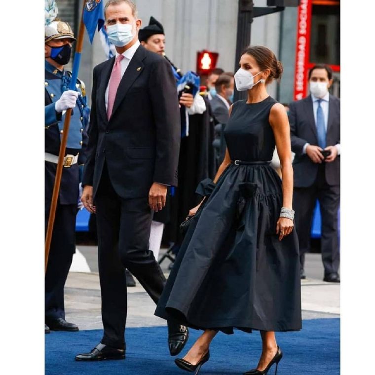 Letizia impacta con su look.