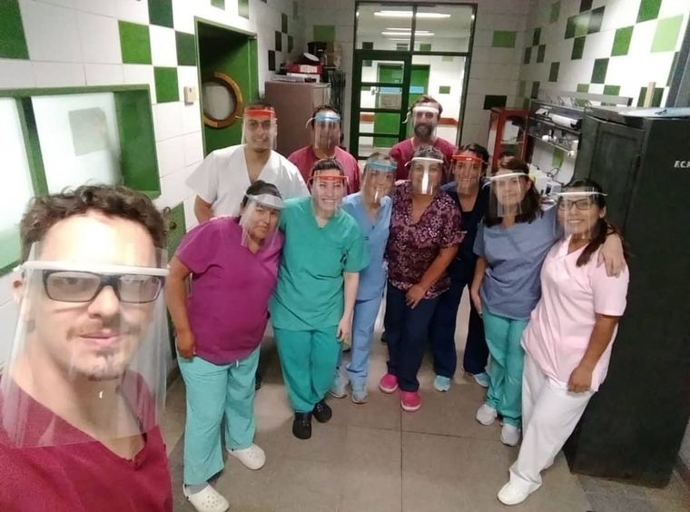 Médicos, enfermeros y kinesiólogos de la Unidad de Terapia Intensiva del Htal. Central con las máscaras de protección
