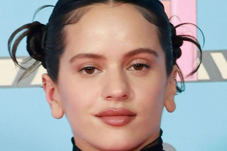 Rosalía terminó con Rauw Alejandro por una supuesta infidelidad del cantante puertorriqueño.