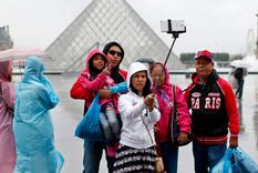 Museos del mundo empiezan a prohibir los bastones para selfies