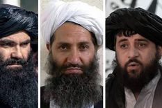 El líder supremo Hibatullah Akhundzada (centro) tiene "poder absoluto", afirmó su portavoz, pero ministros como Sirajuddin Haqqani (izquierda) y Mohammad Yaqoob (derecha) han cuestionado sus decisiones.