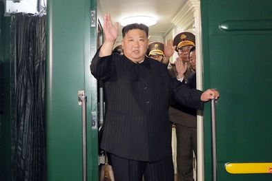 MDZol | La agencia estatal de noticias norcoreana, KCNA, distribuyó imágenes de Kim Jong-un abordando el tren para su viaje a la Federación Rusa Foto: BBC