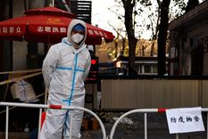 En China sigue siendo frecuente ver a personas en la calle vestidas con los trajes de protección personal cuyo uso se esxtendió durante la pandemia Foto: REUTERS