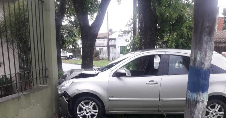 El auto quedó incrustado en una vivienda de Los Hornos Foto: Gentileza